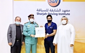 تكريم مدرب سياقة لأمانته